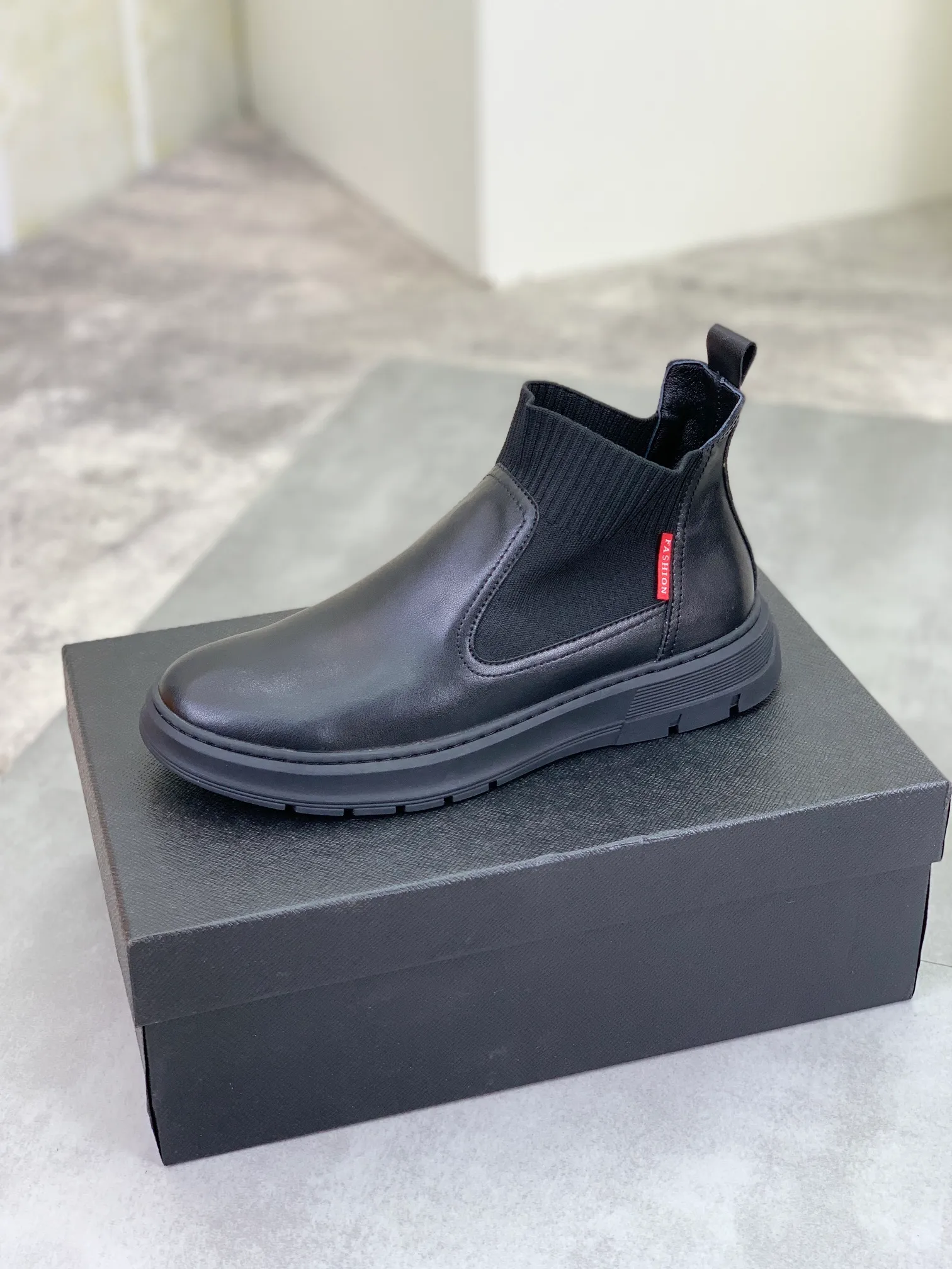 Men's shoes 💰P480 new style, sheepskin and velvet lining, new PRADA (Prada) high tops are on the market, new men's shoes, 😘 fabrics are selected from original imported calfskin. Soft sheepskin lining and warm fleece lining. The original version is awesome! 👍🏿Original open-molded non-slip PU outsole, with exquisite lines, simple and elegant, super comfortable and classy on foot, suitable for leisure travel. Code number:38-44